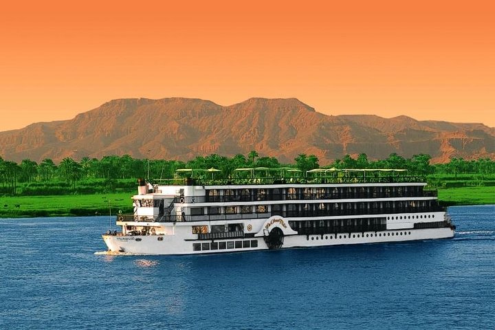 Nefertiti Nile Expedition }}
