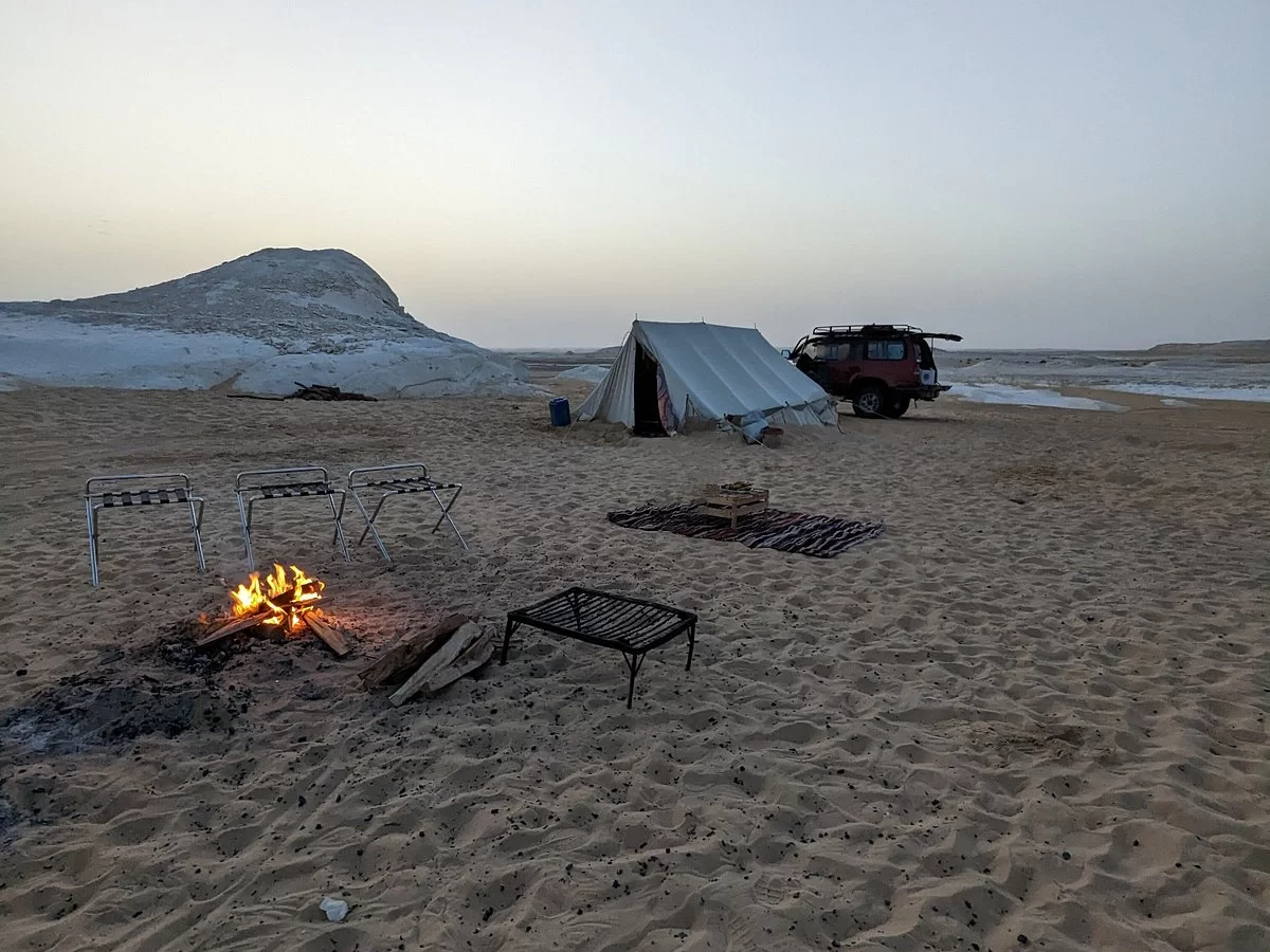 white-desert-weekends }}