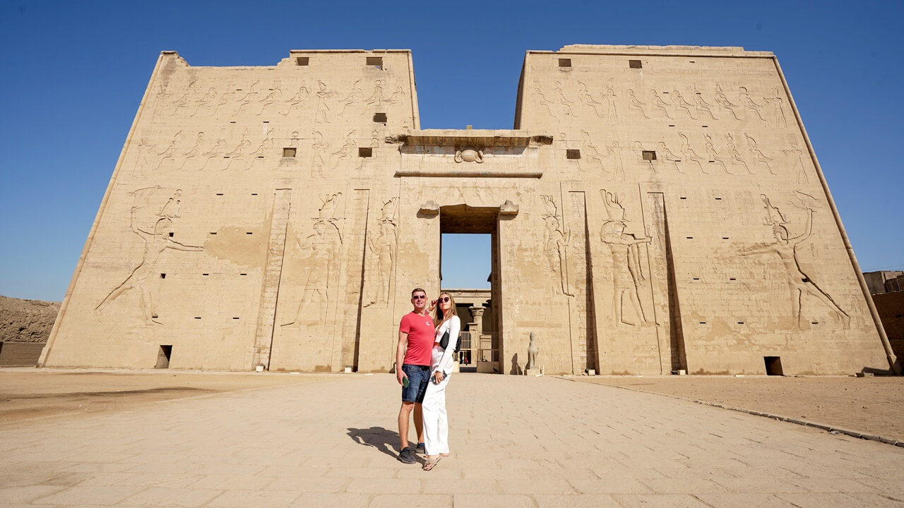 Luxor }}