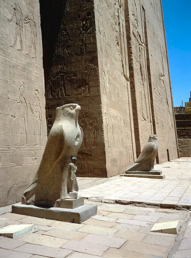 ancient-egyptian-statues-of-horus