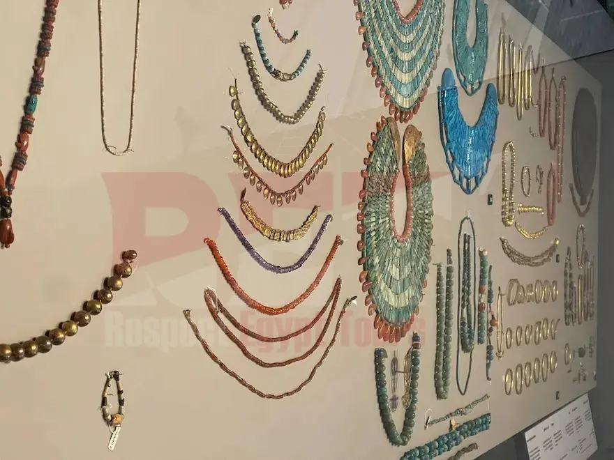 what-did-a-pharaoh-wear-as-an-accessories